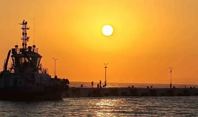 Kuşadası, gün batımında kızıla boyanıyor