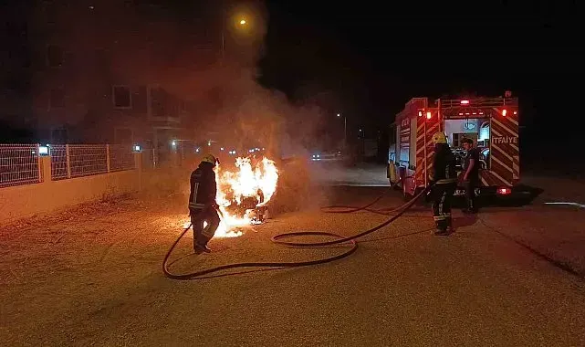 Seyir halindeki otomobil alev topuna döndü