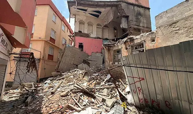 Adana'da yıkılan metruk binanın enkazı 48 gündür kaldırılmadı