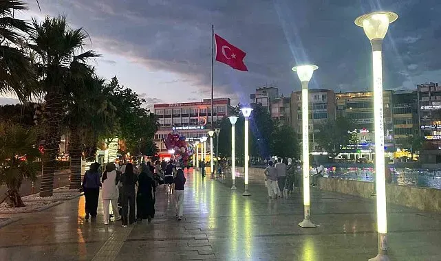 Sıcaktan bunalan vatandaşlar akşam serinliğinde nefes alıyor