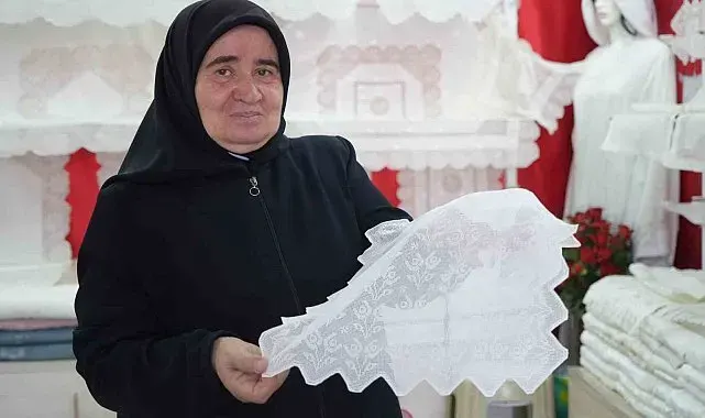 50 yıldır işlediği sanat ile gelinlik kızların çeyizini süslüyor