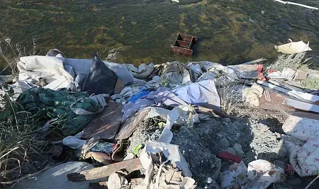 Dereye kamyon dolusu atık malzeme döktüler: Doğa katliamı kameraya yansıdı