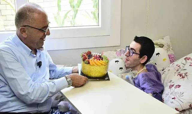 Yaşama sevincini kaybetmeyen kas hastası genç 26. yaşını kutladı