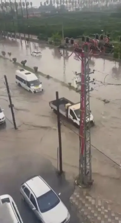 Hatay'da Sağanak Yağış Hayatı Felç Etti: Yollar Göle Döndü