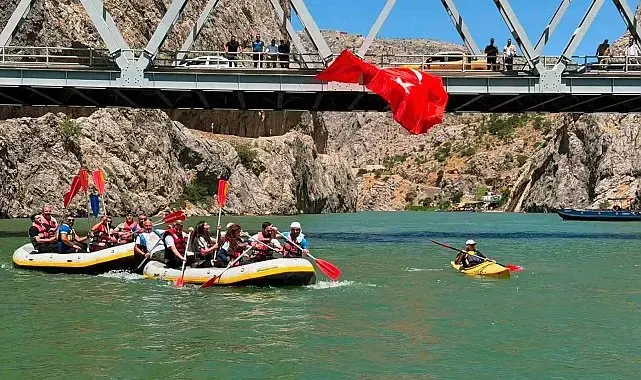 Kemaliye'de su sporları tutkunları Fırat'ta buluştu