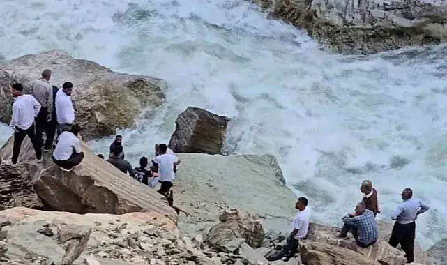 Serinlemek için girdiği Habur Çayı'nda kayboldu