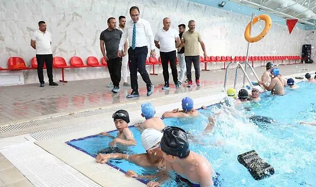 Ağrı'da çocuklar "Yüzme Bilmeyen Kalmasın" projesiyle havuzla buluşuyor