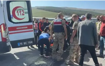 Ardahan'da Otomobil ile Pikap Çarpıştı: 3 Kişi Yaralandı