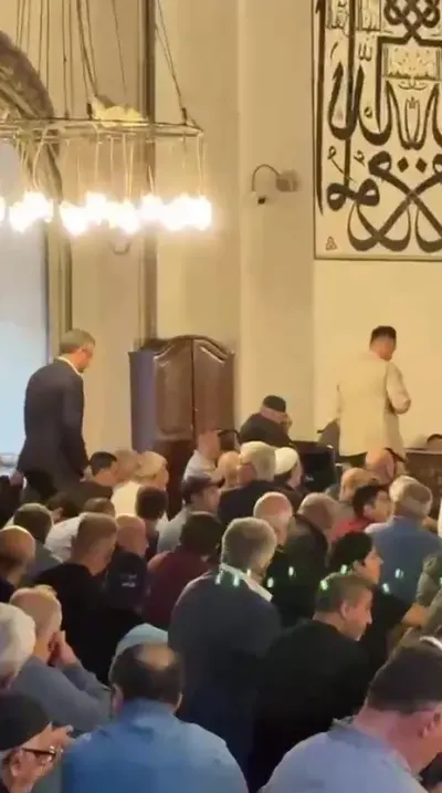 Özgür Özel Bursa Ulu Cami'de Cuma Namazını Kıldı