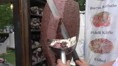 Bursa Gastronomi Festivali'nde 3 metrelik tabakta dev Bursa kebabı ikramı