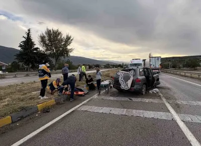 D100 Karayolunda Otomobil Refüje Çarptı: 3 Kişi Yaralandı