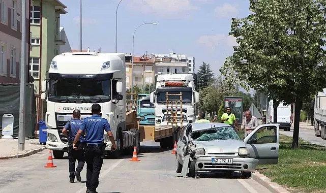Otomobil tıra arkadan çarptı: 1'i ağır 3 yaralı