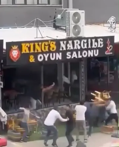 Elazığ'da Oyun Salonunda Kavga: Sandalyeler Havada Uçuştu, 1 Yaralı