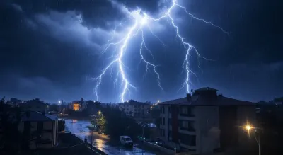 Erzincan'da Geceyi Şimşekler Aydınlattı: Sağanak Yağış Görsel Şölen Sundu
