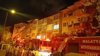 Malatya'da 4 katlı binanın çatısında yangın paniği