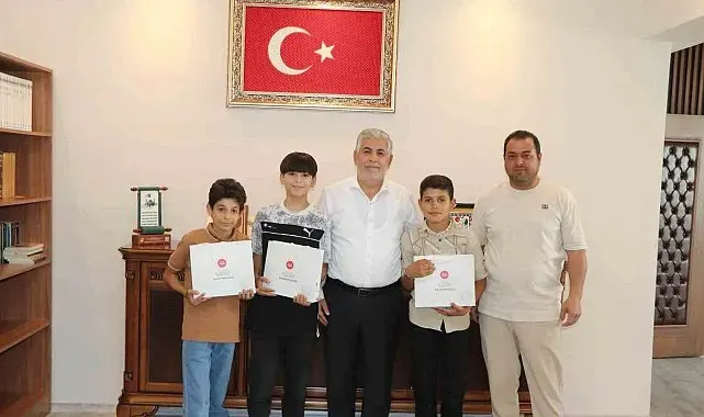 Suyun parasını kameraya gösteren çocuklar müftülükte ağırlandı