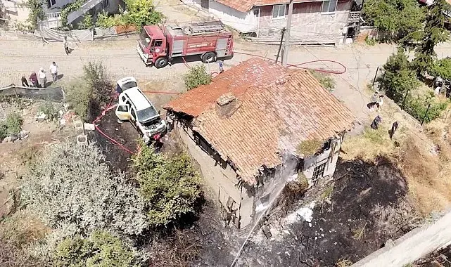 Ot yangınının sıçradığı ahşap ev ve aracı küle dönmekten itfaiye ekipleri kurtardı