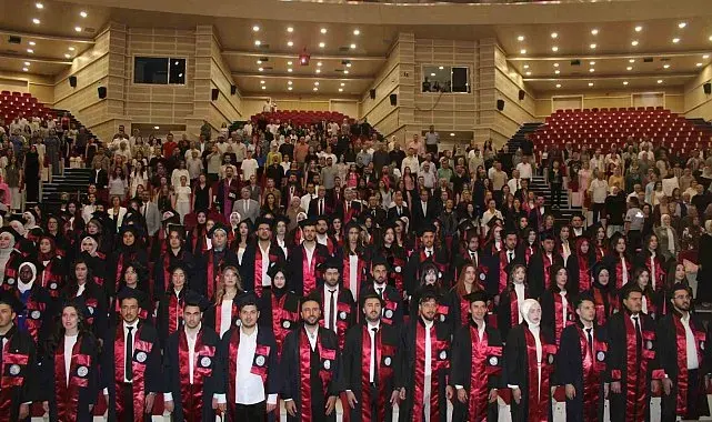 Genç eczacıların mezuniyet sevinci