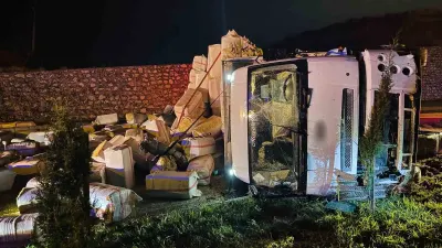 Batman'da Saman Yüklü Kamyon Devrildi: 2 Yaralı