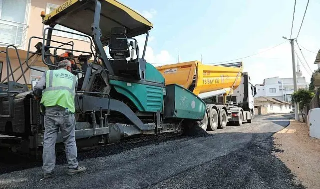 Karacabey'in Yenikaraağaç Mahallesi'nde yollar yenileniyor