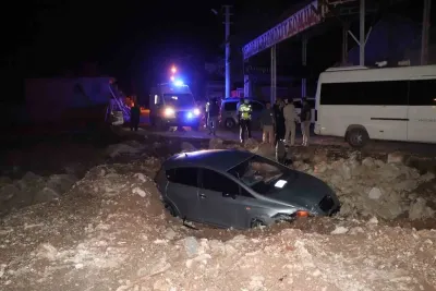 Karaman'da Otomobil İnşaatın Kazı Alanına Uçtu: 2 Yaralı