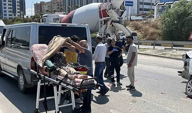 Ambulansın karıştığı kazada sağlık personeli hastayı battaniyeyle güneşten korudu