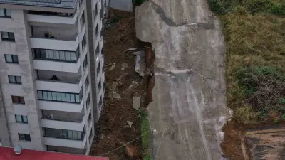 Trabzon'da Şiddetli Sağanak Hayatı Felç Etti: Duvarlar Çöktü, İş Yerlerini Su Bastı