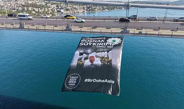 Srebrenitsa soykırımının 31. yıl dönümünde İstanbul Boğaz köprülerine pankartlar asıldı