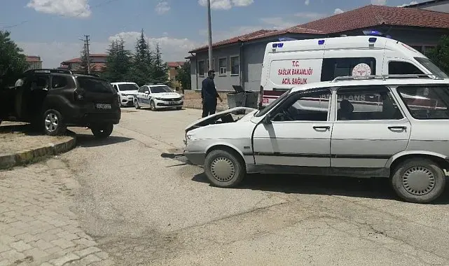 Yalvaç'ta iki otomobil çarpıştı: 2 yaralı