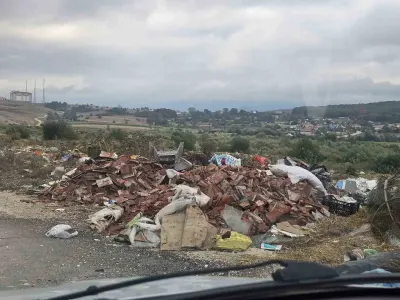 Bolu'da İki Köyü Birbirine Bağlayan Yol Çöplüğe Döndü