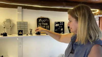 Hobi olarak başladığı gümüş işlemeciliğini ticarete dönüştürdü