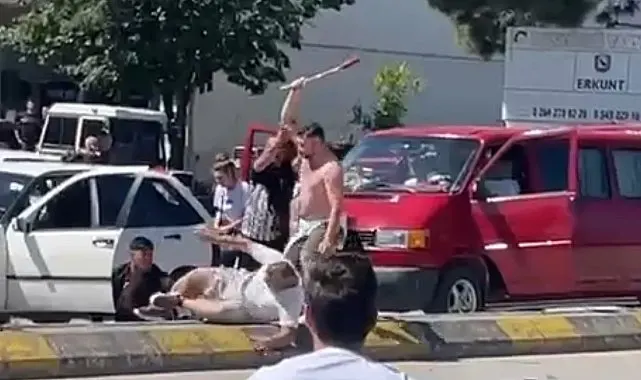 Trafikte meydan kavgası: Kaçmaya çalışan minibüse taş fırlattılar