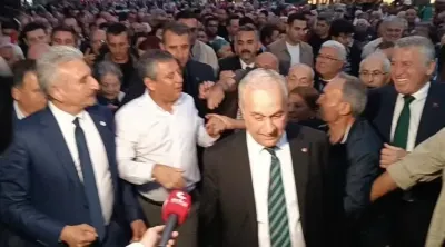 Özgür Özel'in Bursa Ziyaretindeki Görüntüler Sosyal Medyada Gündem Oldu