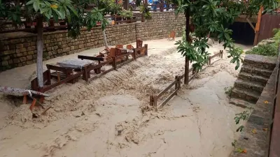 Hatay Samandağ'da Sağanak Yağış Nedeniyle Dere Taştı, Çay Bahçesini Su Bastı