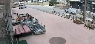Elazığ'da El Freni Unutulan Hafif Ticari Araç İş Yerine Girdi