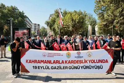 Denizli'de 19 Eylül Gaziler Günü'nde 'Kahramanlarla Kardeşlik Yolunda' Yürüyüşü