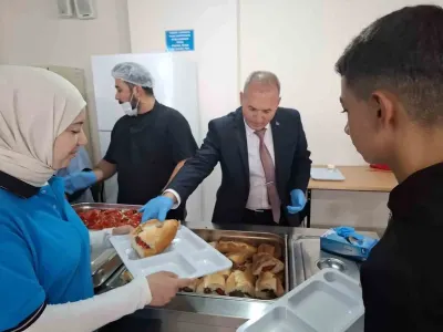 Sarıgöl Milli Eğitim Müdürü Pansiyondaki Öğrencilere Akşam Yemeği Dağıttı