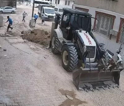 Adıyaman'da Altyapı Çalışmasında Doğalgaz Borusu Patladı: İşçilerin Kaçış Anı Kamerada