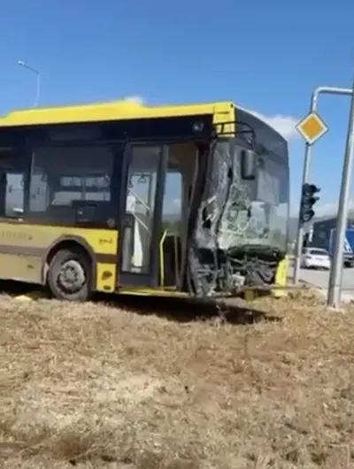 Bursa Gemlik'te Belediye Otobüsü Trafik Işıklarının Trafosuna Çarptı: Yolcular Ölümden Döndü