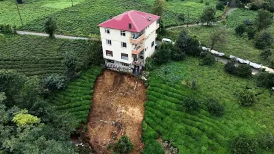 Rize'de Şiddetli Yağış Heyelana Yol Açtı: Üç Katlı Bina Askıda Kaldı