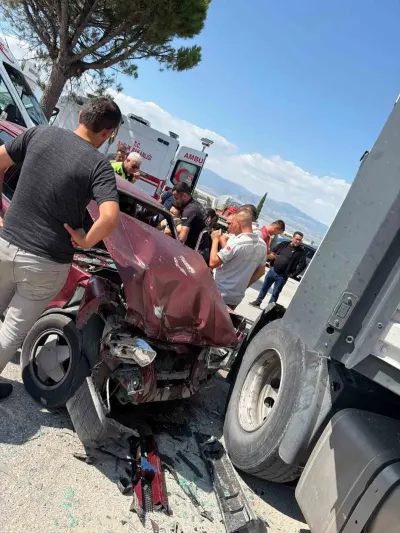 Burdur'da Otomobil ile Tır Çarpıştı: 2 Kişi Yaralandı