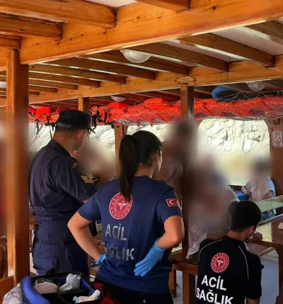 Bodrum açıklarında gezi teknesinde fenalaşan vatandaş için Sahil Güvenlik'ten tıbbi tahliye operasyonu