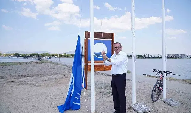 Ayvalık Belediyesi plajlarında Mavi Bayraklar göndere çekildi