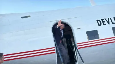 92 Yaşındaki Kıbrıs Gazisi Reşat Çolak, Yıllar Önce Görev Yaptığı 'Sevgilim' Dediği Efsane Uçakla Yeniden Buluştu
