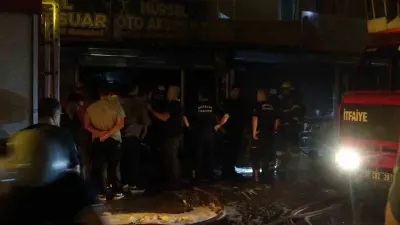 Antalya'da İki İş Yerinde Yangın: Alevler Üst Kattaki Eve Sıçradı