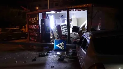 Malatya'da Kontrolden Çıkan Otomobil Konteyner İş Yerine Girdi: 1 Yaralı