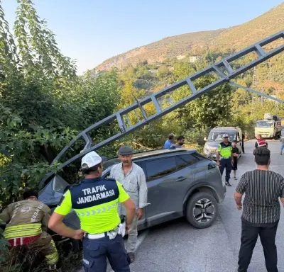 İskenderun'da Elektrik Direğine Çarpan Otomobilin Sürücüsü Yaralandı