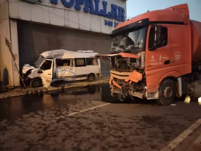 Ümraniye'de Servis Minibüsü ile İSTAÇ Kamyonu Çarpıştı: 2 Yaralı