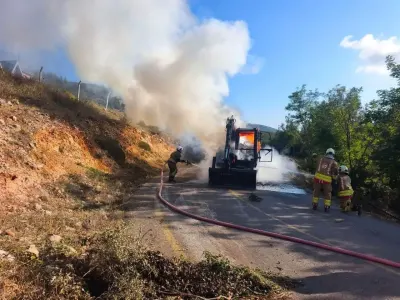 İskenderun'da Seyir Halindeki İş Makinesi Alev Alev Yandı