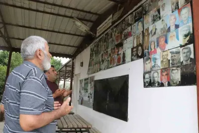 Antalya'da Anlamlı Gelenek: Köy Meydanındaki Duvara Asılan Fotoğraflar Vefat Edenleri Yaşatıyor